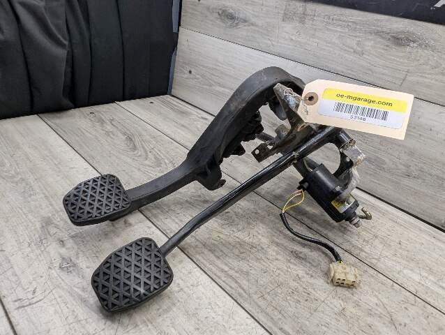 1996 - 2003 BMW Z3 E36 MANUAL Gas Pedal Clutch Brake Assembly 1158659 M54B25O0