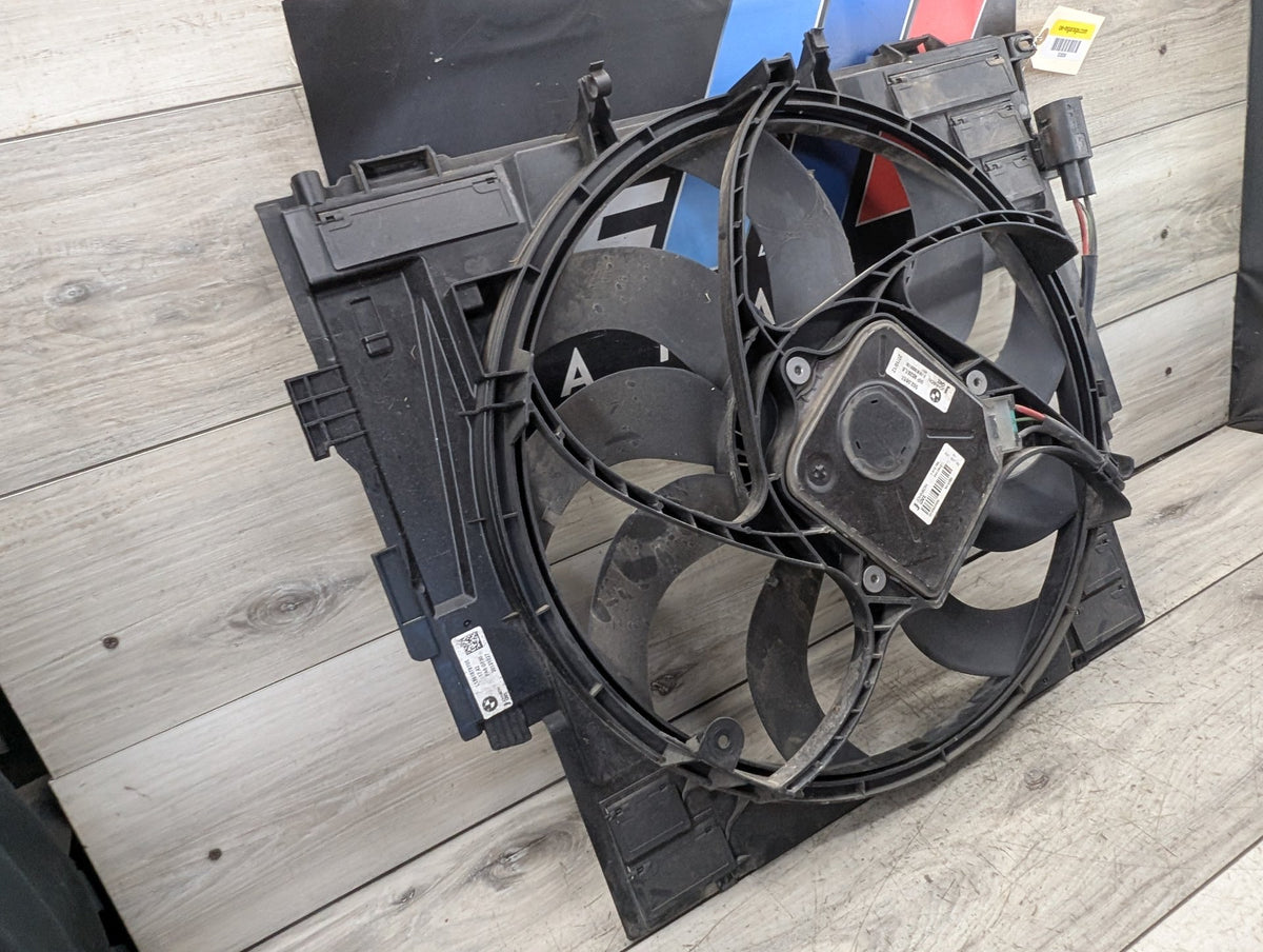 2011-2016 BMW 528i F10 Fan Shroud Housing w/ Motor 7618787 OEM BMW F10 528 Radiator Cooling Fan Shroud w Motor 600W OEM