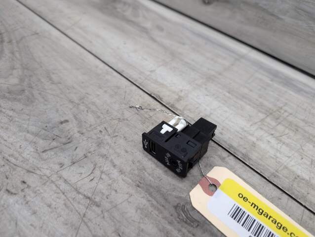 OEM BMW F22 F23 F30 F32 F33 F80 F82 F83 F87 M2 M3 M4 Aux Audio Input USB Black