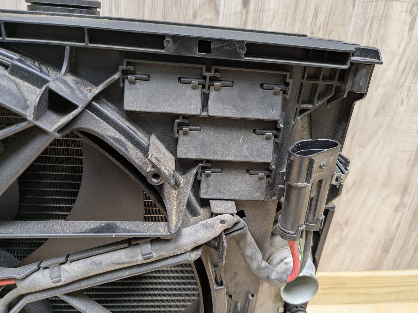 09-15 OEM BMW F01 F02 750 Radiator Condenser Cooling Fan Shroud Assembly N63