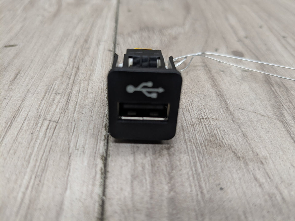 2017-2023 OEM BMW F30 F36 F80 F82 F83 M3 M4 F90 G01 G05 G12 G20 G30 X3 X5 USB Socket Port