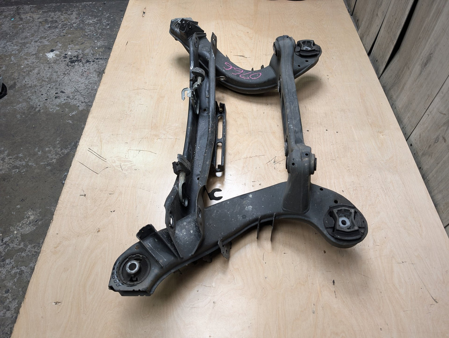 10-16 Mercedes A207 C207 W204 W207 W212 Rear Subframe Support Cradle Crossmember