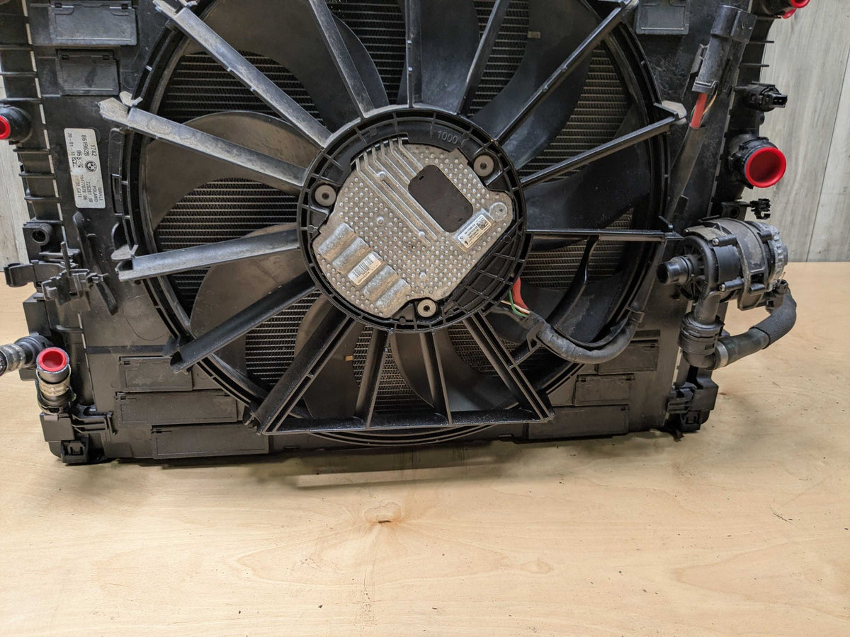 2018 BMW M550i G30 Radiator Cooling Condenser Fan Shroud Assembly 8619628 1000W