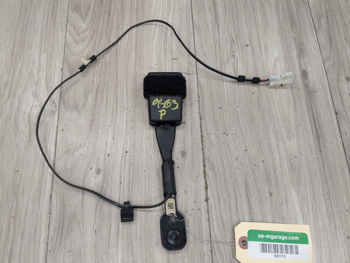 OEM BMW F90 G11 G12 G30 530 540 M550 750 M5 Front Left or Right Seatbelt Buckle