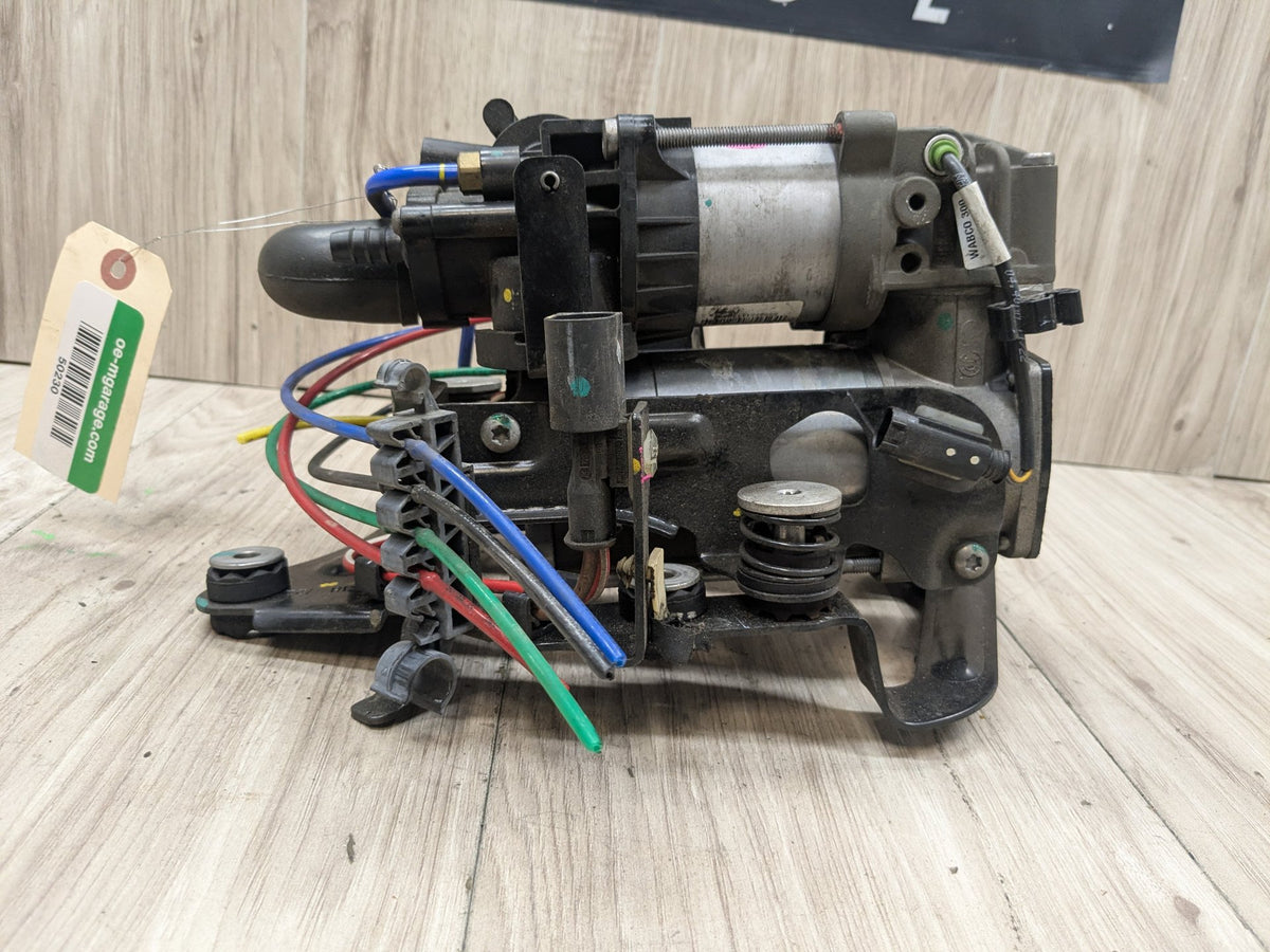 2016 BMW 750i G12 Air Suspension Compressor Pump 6861882 16-22 OEM BMW G11 G12 740 750 M760 Air Suspension Compressor Pump Module Motor OEM