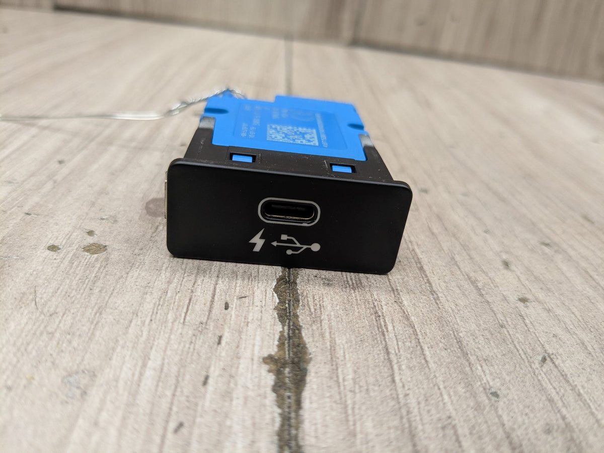 OEM BMW F44 F48 F97 G01 G05 G12 G20 G30 G80 USB Dual Type C Charger Port Socket