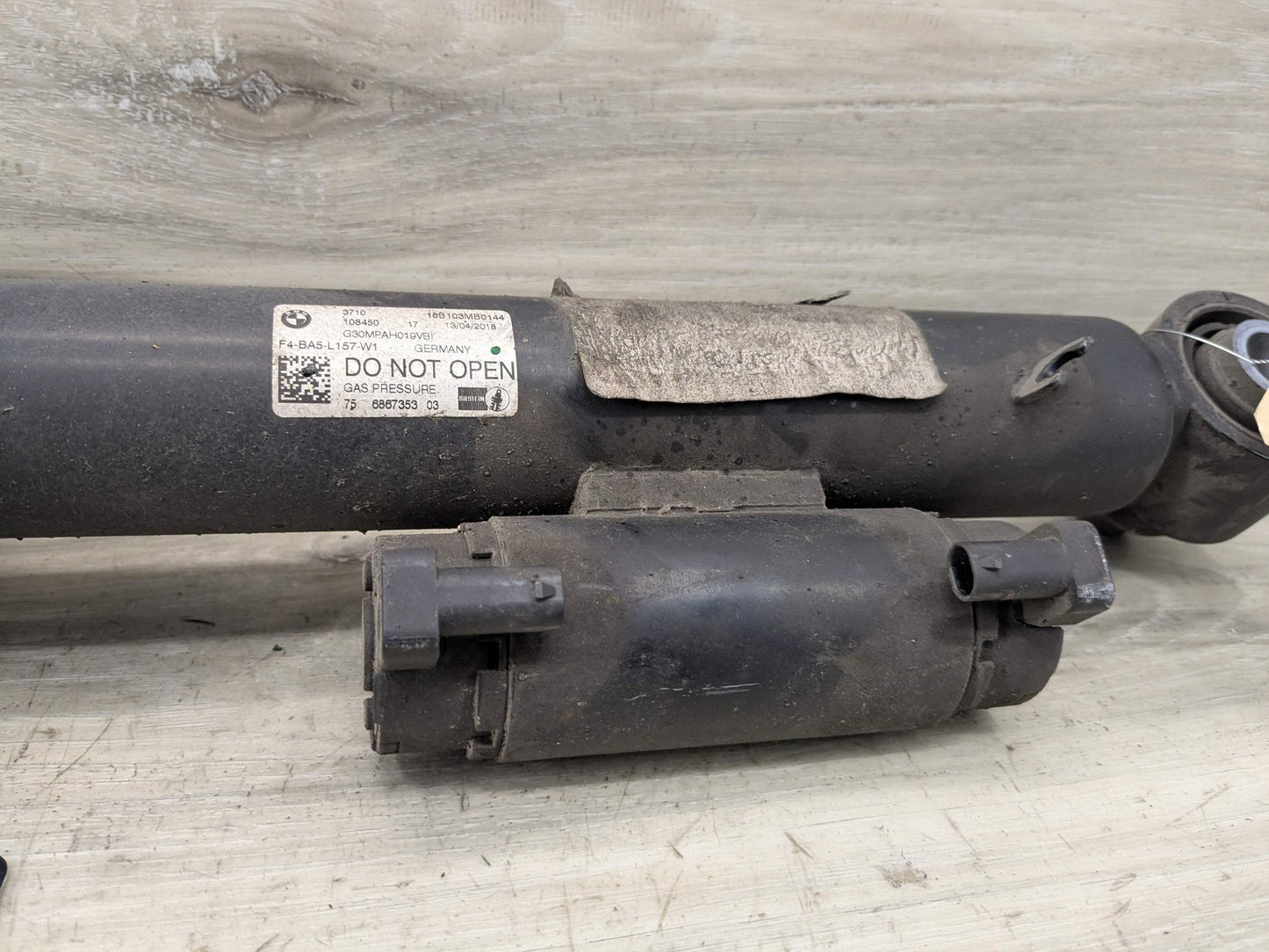 2018 BMW M550i G30 Rear Left Driver Spring Strut Shock Absorber 6867353 17-23 OEM BMW G30 M550 Rear Left Driver Side Strut Shock Absorber w/ Spring VDC