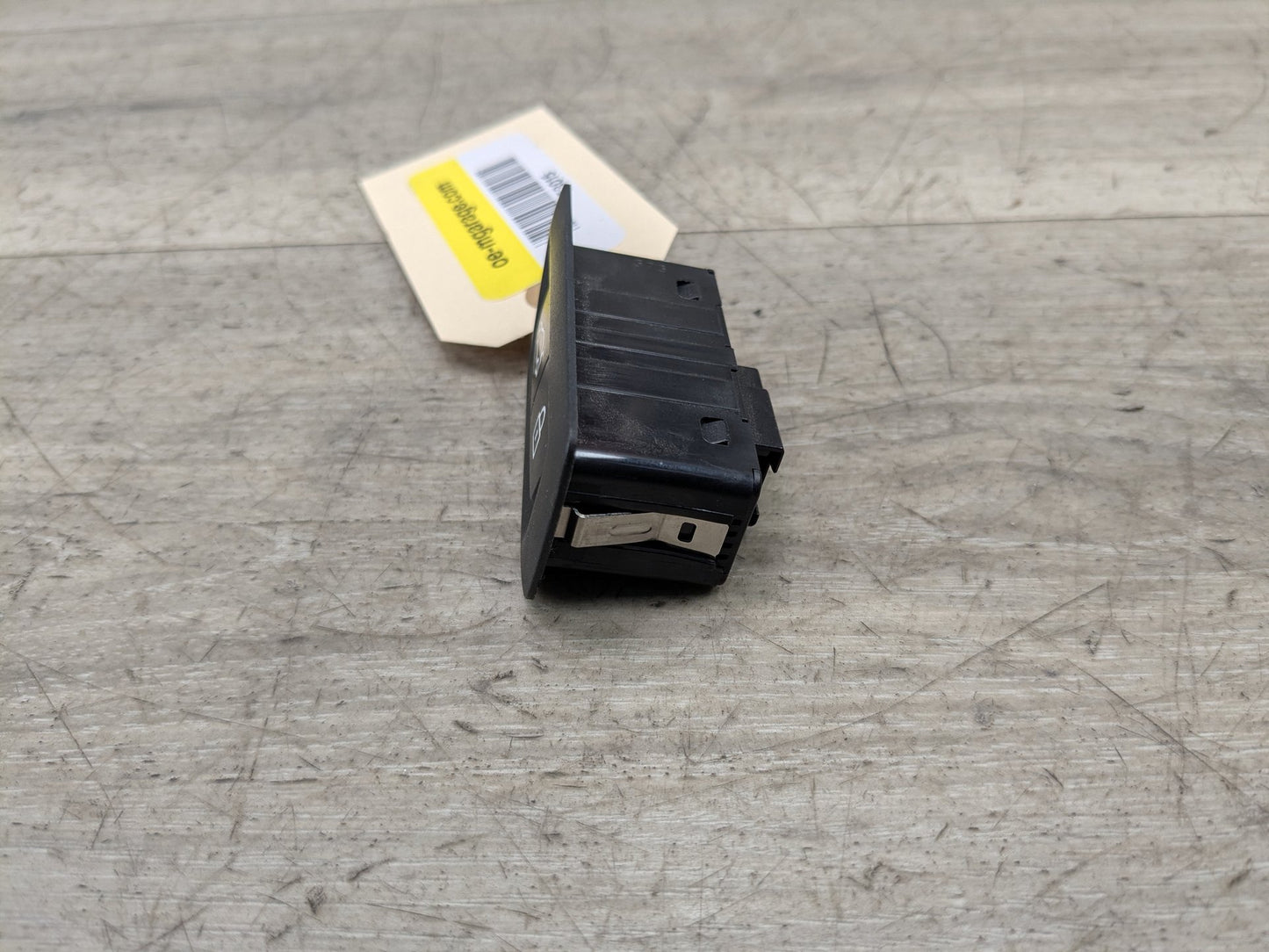 OEM BMW F02 F10 F15 F48 F90 G01 G20 G30 G80 X3 Rear Trunk Lid Center Lock Switch