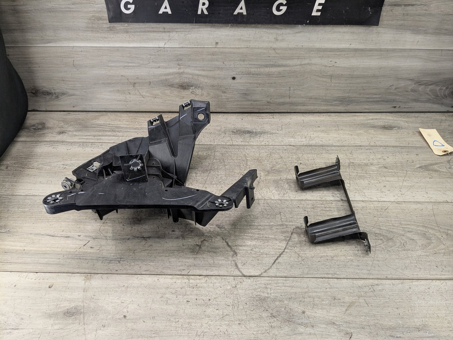 OEM BMW F15 F16 F85 F86 X5 X6 Front Left Driver Fender Mount Support Brackets