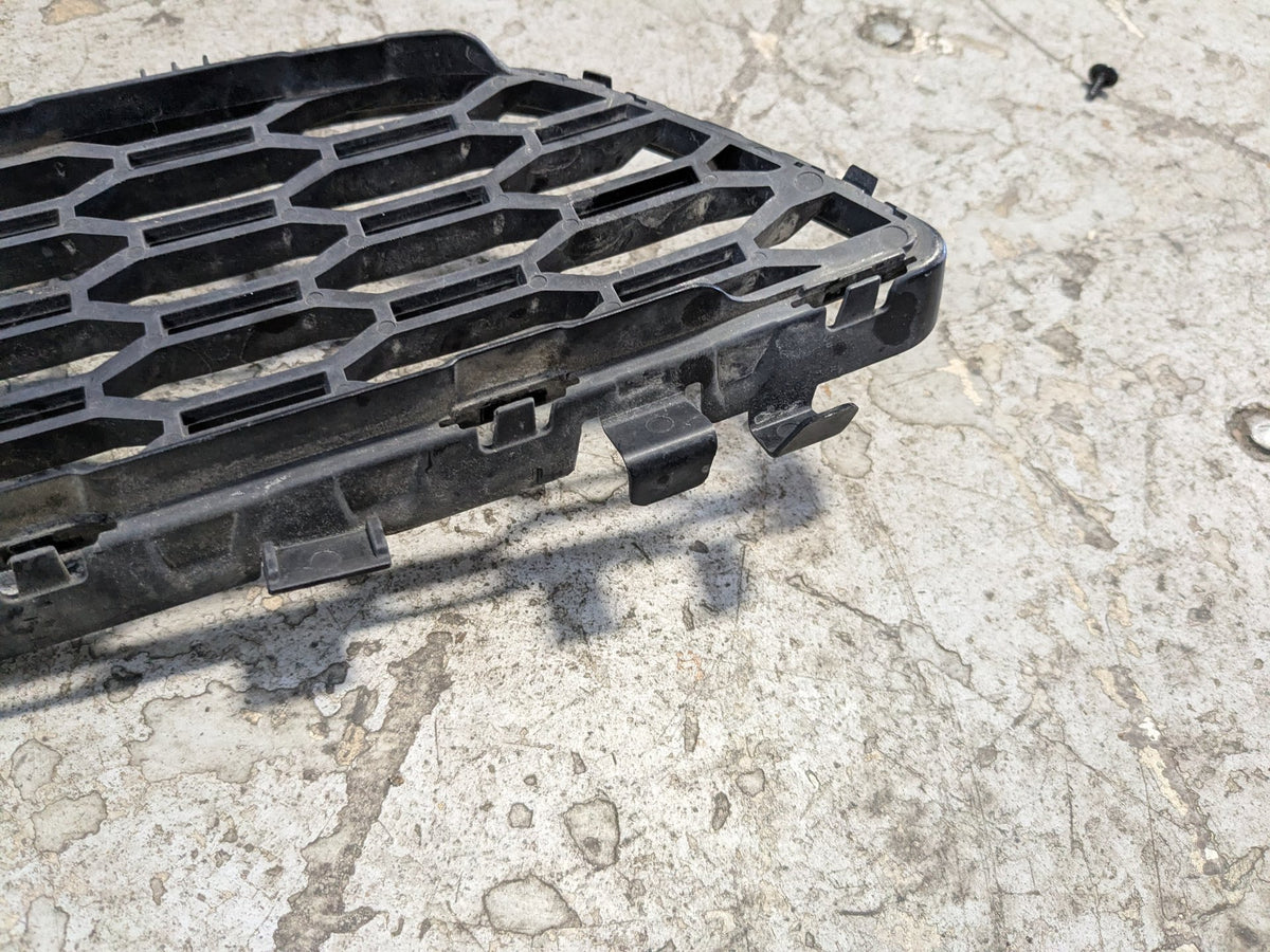 2017-2023 BMW M550i G30 Front Middle Center Bumper Cover Grille 8064931 *17-20 OEM BMW G30 Front Bumper Lower Center Grille Trim Black OEM