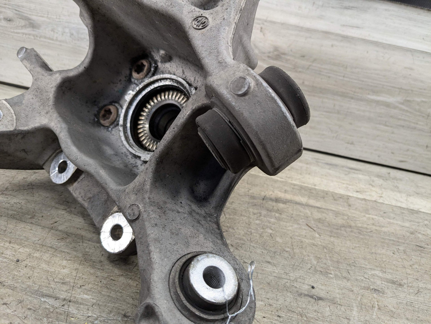 2017 BMW 540i G30 Rear Right Passenger Spindle Knuckle w/ Bearing 6866338 17-23 OEM BMW G30 530 540 M5550 REAR Right Passenger Hub Knuckle Bearing Carrier