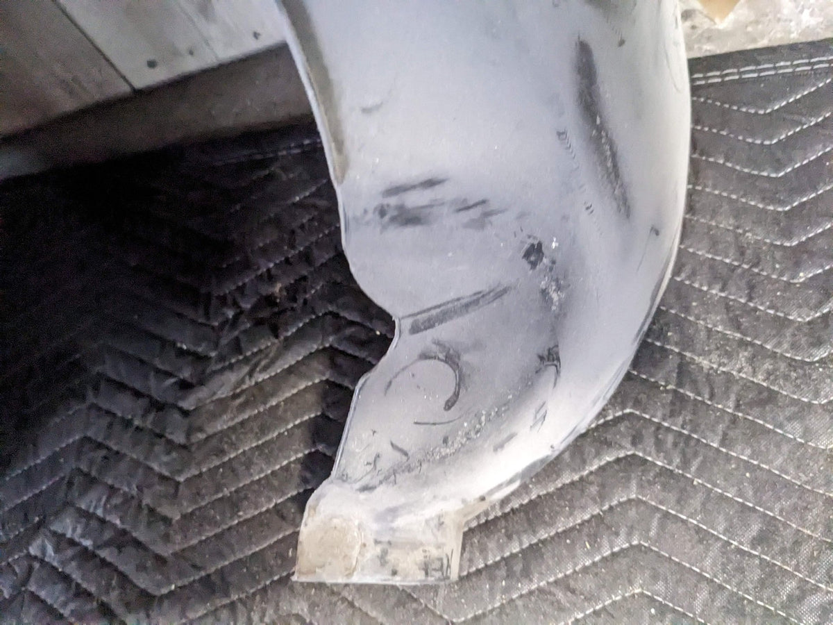2010 Porsche Panamera Front Right Passenger Wheel Fender Liner Splash Guard 970504125 Di ision: PCNA Commission #: 704461 Prod Mon h: 2009-10-01 VIN: WP0AC2A78AL090484 Price: $149,165.00 Ex erior: Carrara Whi e In erior: Cognac Na ural Lea her Warran y S