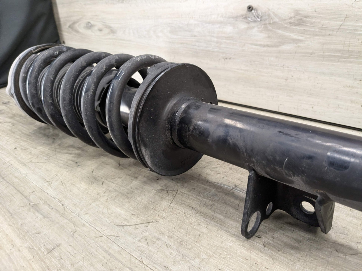2021 BMW 540i G30 Rear Left Driver Spring Strut Shock Absorber 6896009 21-23 OEM BMW G30 540 REAR Left Driver Side Strut Shock Absorber w/ Spring