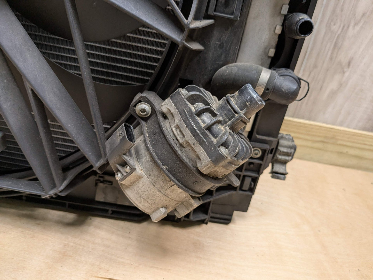 09-15 OEM BMW F01 F02 750 Radiator Condenser Cooling Fan Shroud Assembly N63
