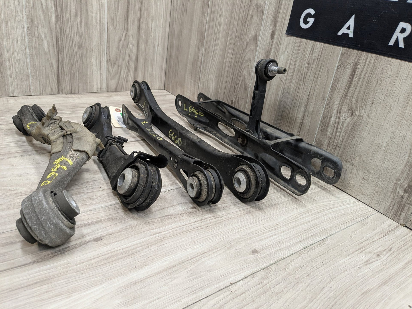2018 BMW M550i G30 Rear Left Driver Control Arms SET 6861125 OEM BMW G11 G12 G14 G15 G16 G30 Rear Left Driver Upper Lower Control Arm SET