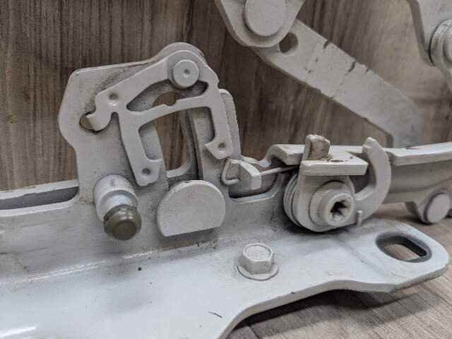 OEM BMW F15 F16 F85 F86 X5 X6 Left Right Hood Hinge Support Bracket SET White