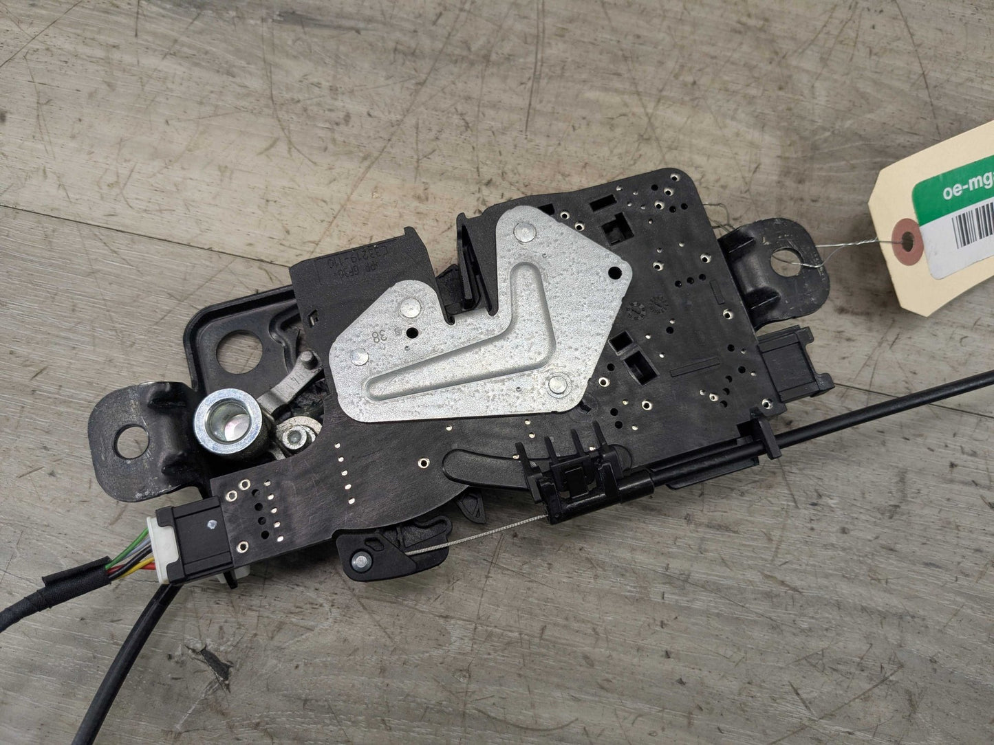 2019 BMW 330i G20 Liftgate Trunk Lid Liftgate Lock Latch Actuators SET 7383561 OEM BMW F90 F97 G01 G12 G22 G30 X3 M5 Trunk Lid Actuator Latch Lock System SET