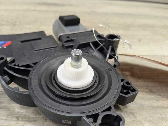 2022 BMW 330i G20 Front Right Passenger Door Window Glass Regulator Motor 8498860 OEM BMW G20 G80 330 M340 M3 FRONT Right Passenger Door Window Regulator Motor