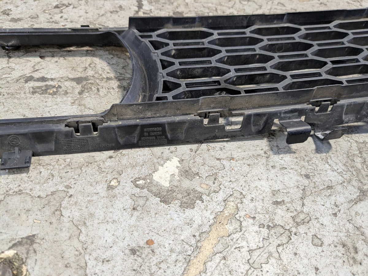 2017-2023 BMW M550i G30 Front Middle Center Bumper Cover Grille 8064931 *17-20 OEM BMW G30 Front Bumper Lower Center Grille Trim Black OEM