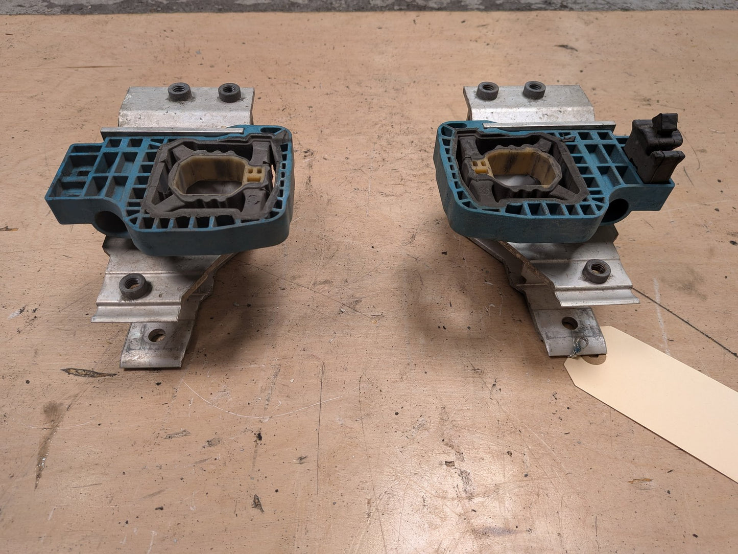 OEM BMW F90 F93 G11 G12 G16 G30 M5 Radiator Mount Support Bracket Left Right SET