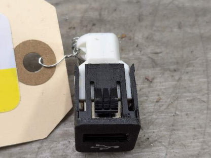 OEM BMW F30 F36 F80 F82 F83 M3 M4 F90 G01 G05 G12 G20 G30 X3 X5 USB Socket Port