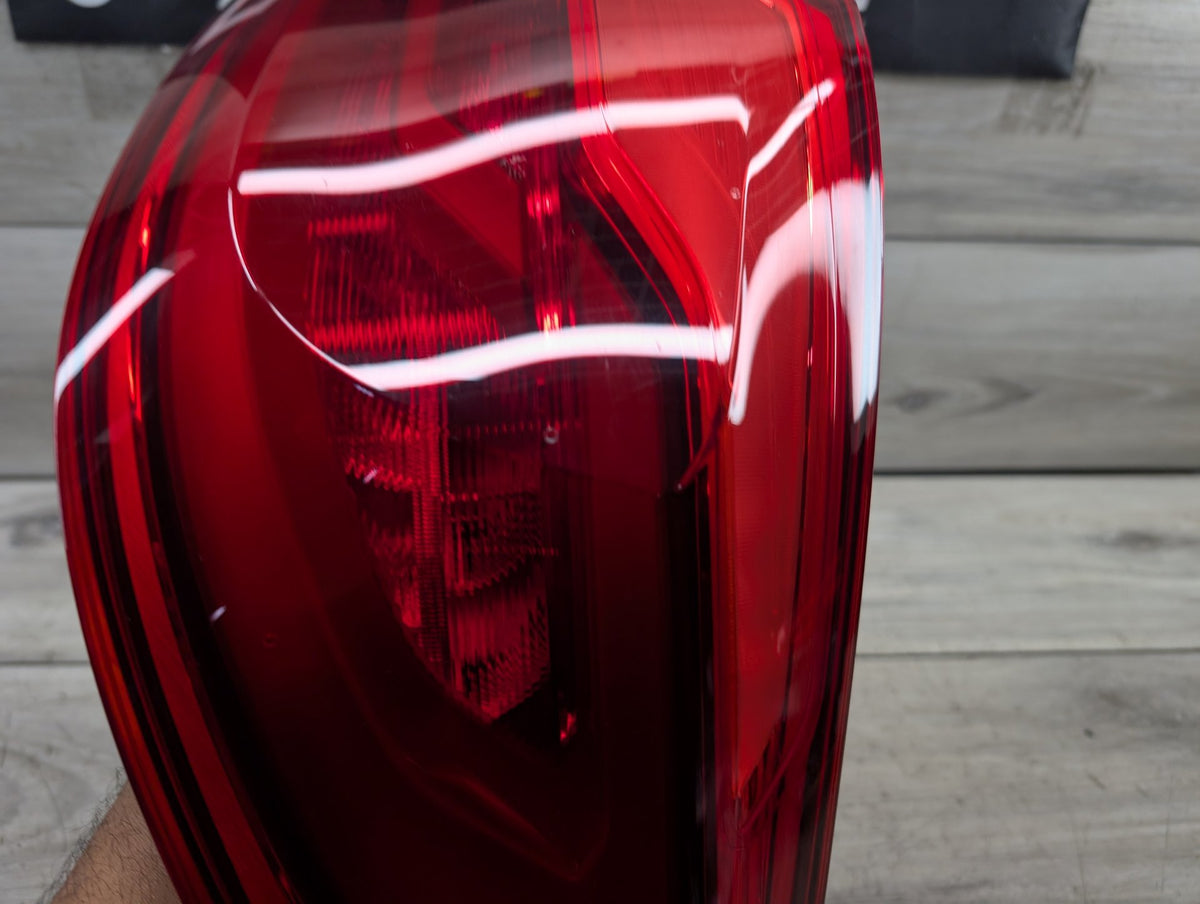 2017-2023 BMW M550i G30 Rear Right Passenger Outer Tail Light 7376470 17-20 OEM BMW F90 G30 530 540 M550 M5 Rear Passenger Side Outer Tail Light OEM