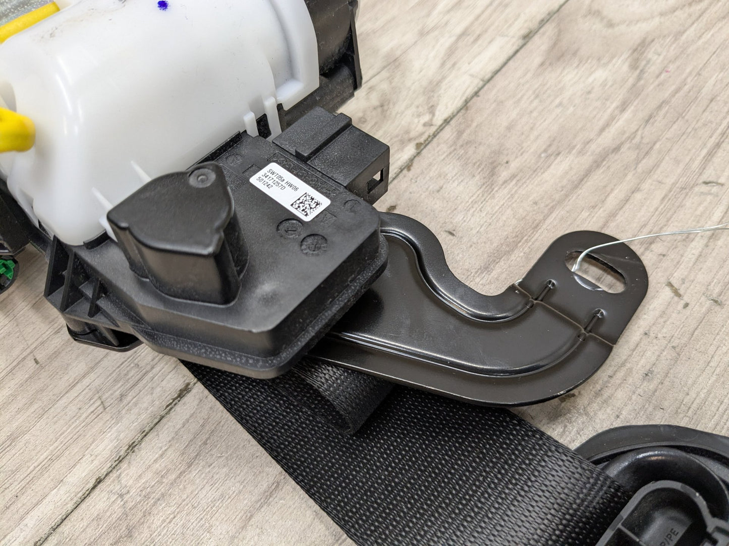 OEM BMW F90 G30 530 540 M550 M5 Front Right Passenger Seat Belt Retractor Black