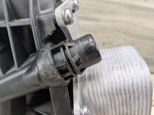 16-20 URO BMW F22 F23 F30 F32 F33 F36 G01 330 430 Engine B46 Oil Filter Housing