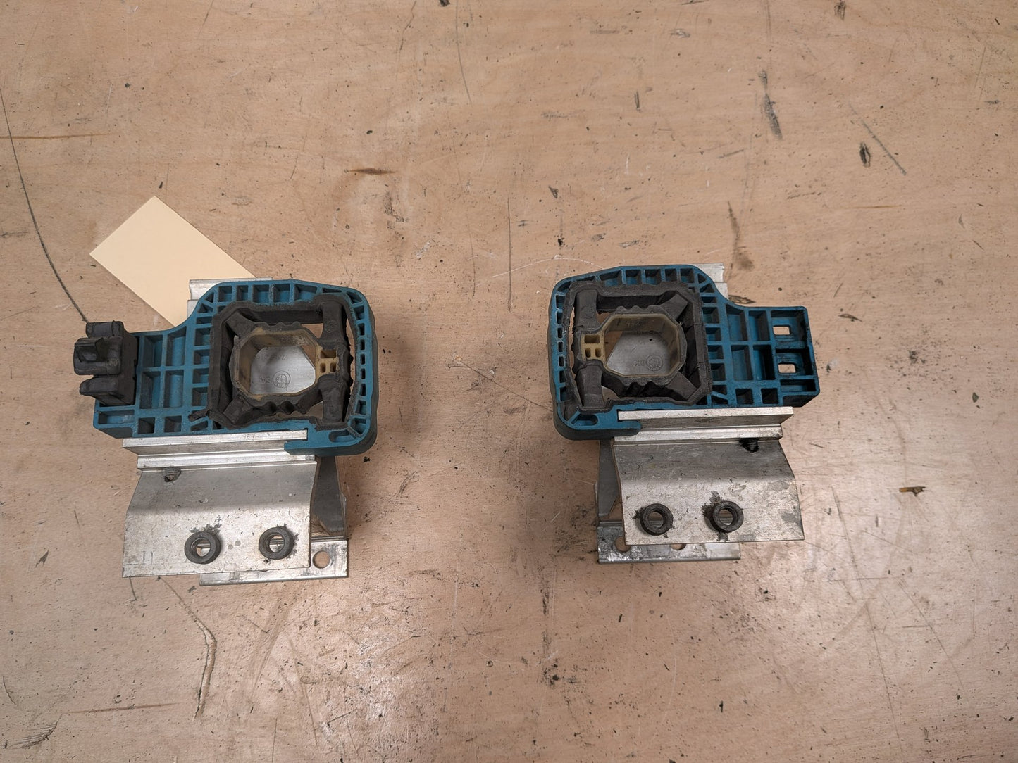 OEM BMW F90 F93 G11 G12 G16 G30 M5 Radiator Mount Support Bracket Left Right SET