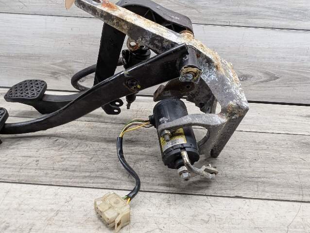 1996 - 2003 BMW Z3 E36 MANUAL Gas Pedal Clutch Brake Assembly 1158659 M54B25O0