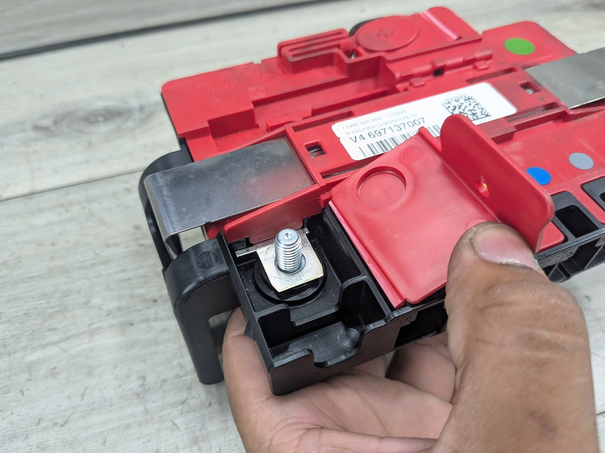 OEM BMW E82 E90 E92 Battery Power Lead Junction Distribution Fuse Box Voltage