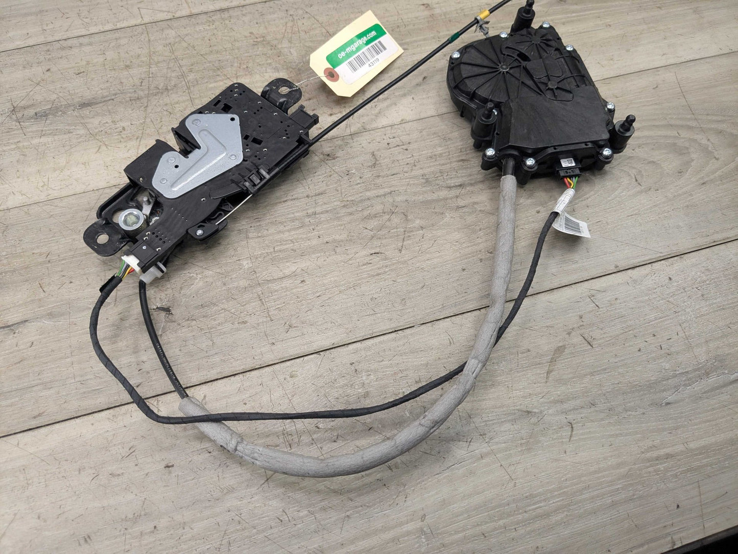 2019 BMW 330i G20 Liftgate Trunk Lid Liftgate Lock Latch Actuators SET 7383561 OEM BMW F90 F97 G01 G12 G22 G30 X3 M5 Trunk Lid Actuator Latch Lock System SET