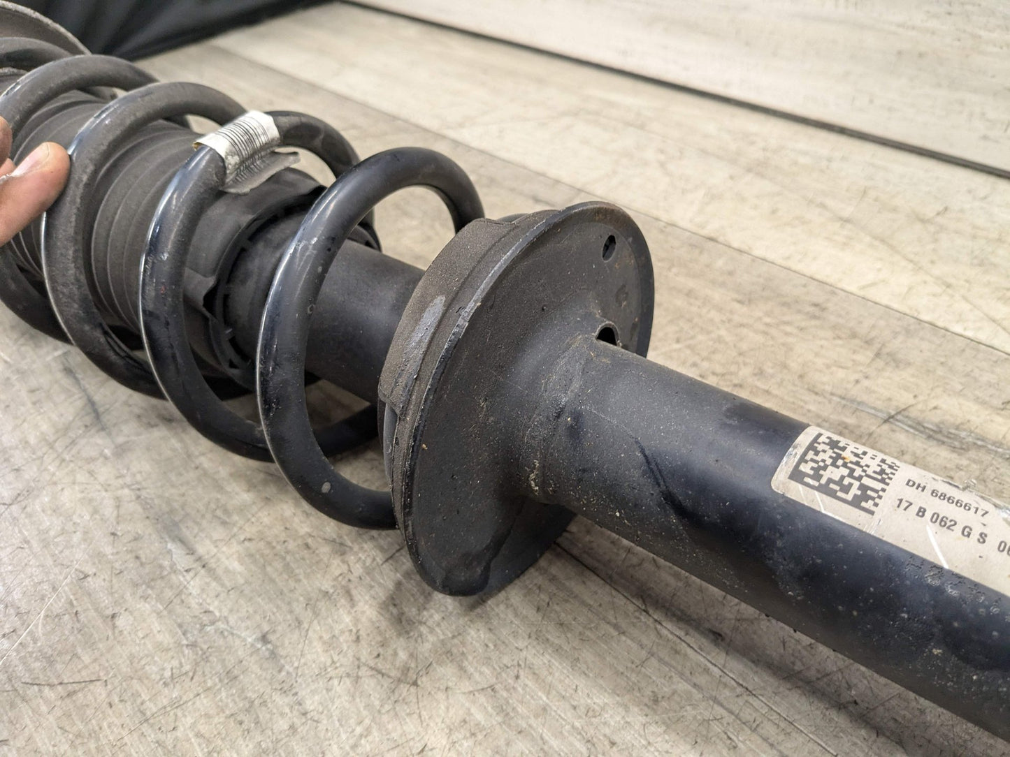 2017 BMW 540i G30 Rear Left Driver Spring Strut Shock Absorber 6866617 OEM BMW G30 530 540 REAR Left Right Side Suspension Strut Shock Absorber Spring