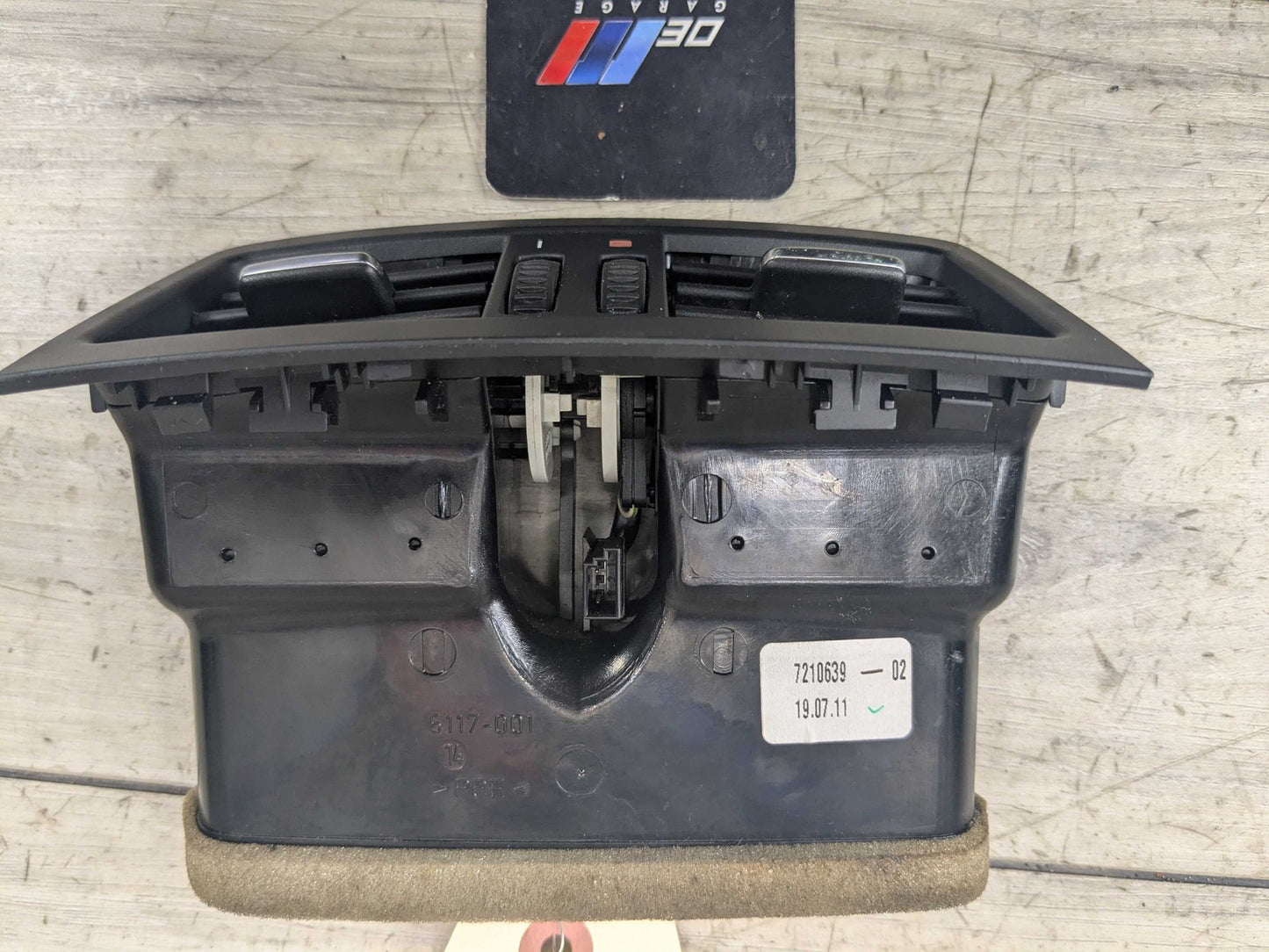 OEM BMW E92 328 335 Coupe Interior Central Console Rear Vent