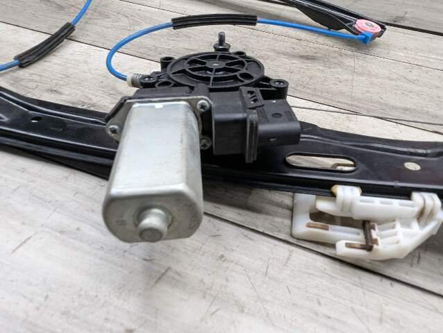 2011 - 2016 BMW 335i F30 Front Right Passenger Window Glass Regulator w/ Motor 7281886 N55B30M0