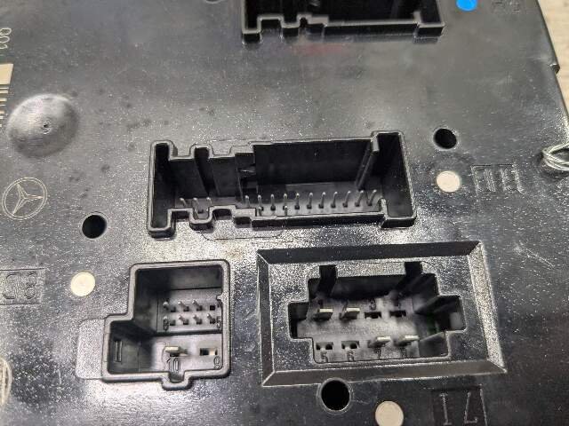 11-17 OEM Mercedes W207 E350 E550 W212 Convertible Rear Fuse Relay Box Sam Assembly