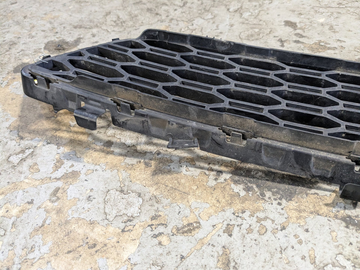 2017-2023 BMW M550i G30 Front Middle Center Bumper Cover Grille 8064931 *17-20 OEM BMW G30 Front Bumper Lower Center Grille Trim Black OEM