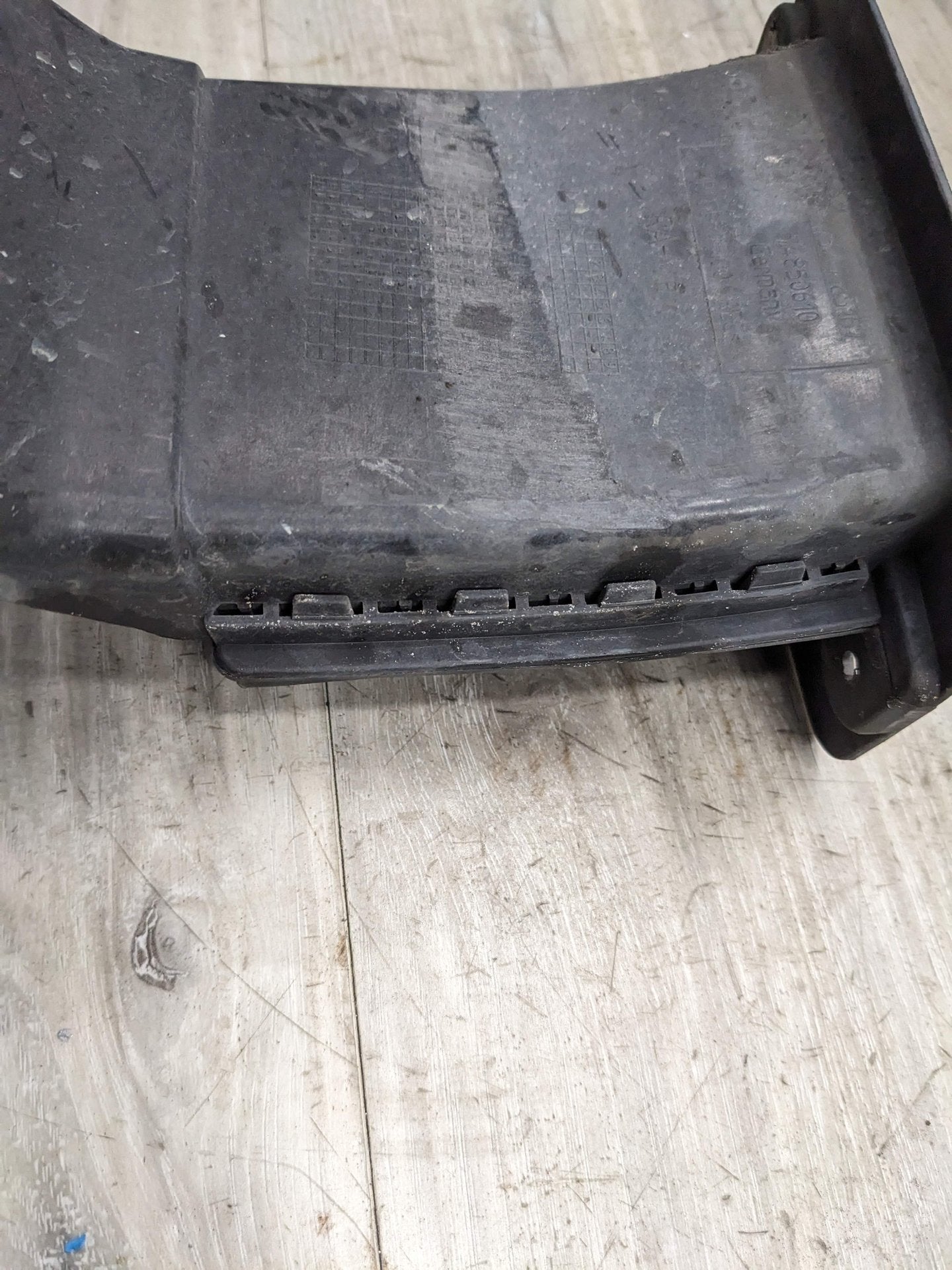 11-16 OEM BMW F10 F07 F06 F12 F01 Front Left Driver Engine Air Duct Channel