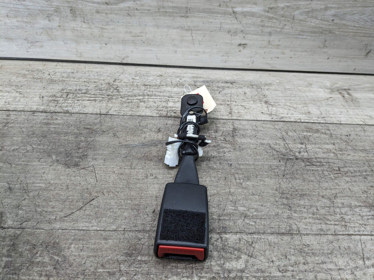 OEM BMW F90 G11 G12 G30 530 540 M550 750 M5 Front Left or Right Seatbelt Buckle