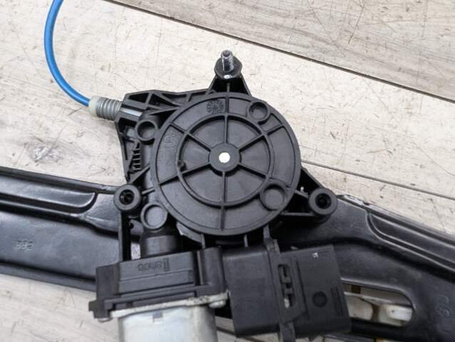 2011 - 2016 BMW 335i F30 Front Right Passenger Window Glass Regulator w/ Motor 7281886 N55B30M0