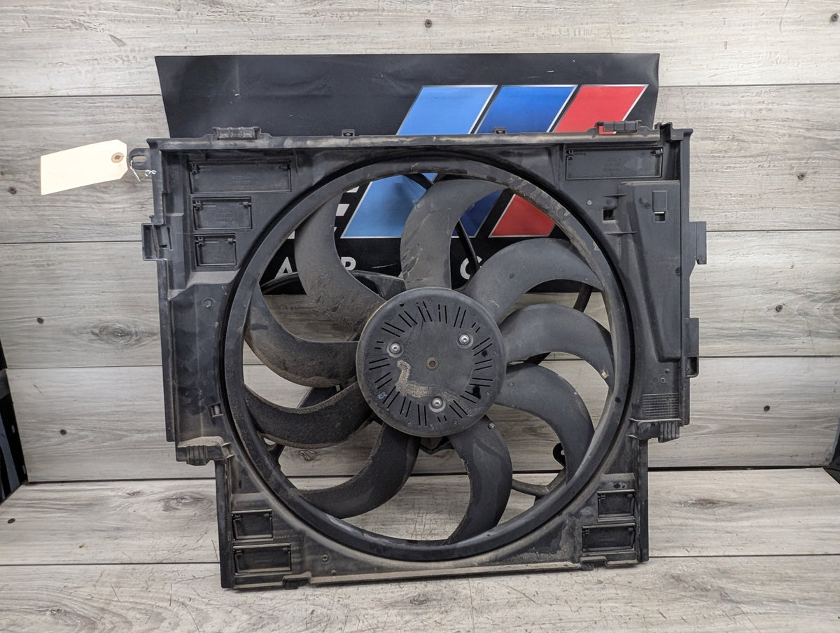 2011-2016 BMW 528i F10 Fan Shroud Housing w/ Motor 7618787 OEM BMW F10 528 Radiator Cooling Fan Shroud w Motor 600W OEM