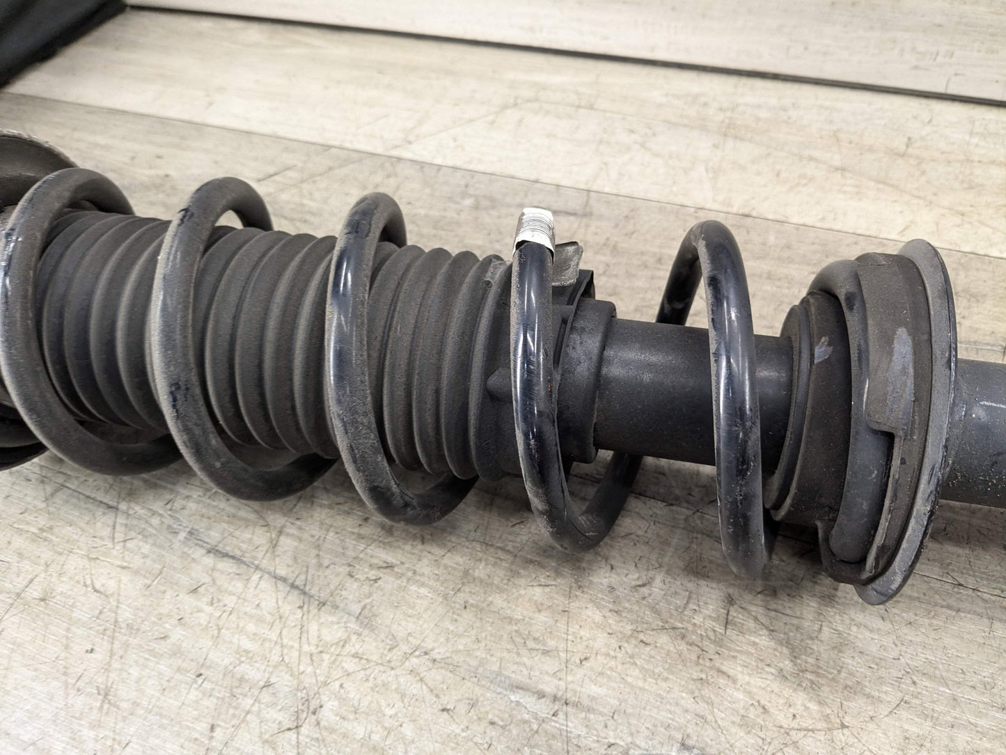 2017 BMW 540i G30 Rear Left Driver Spring Strut Shock Absorber 6866617 OEM BMW G30 530 540 REAR Left Right Side Suspension Strut Shock Absorber Spring