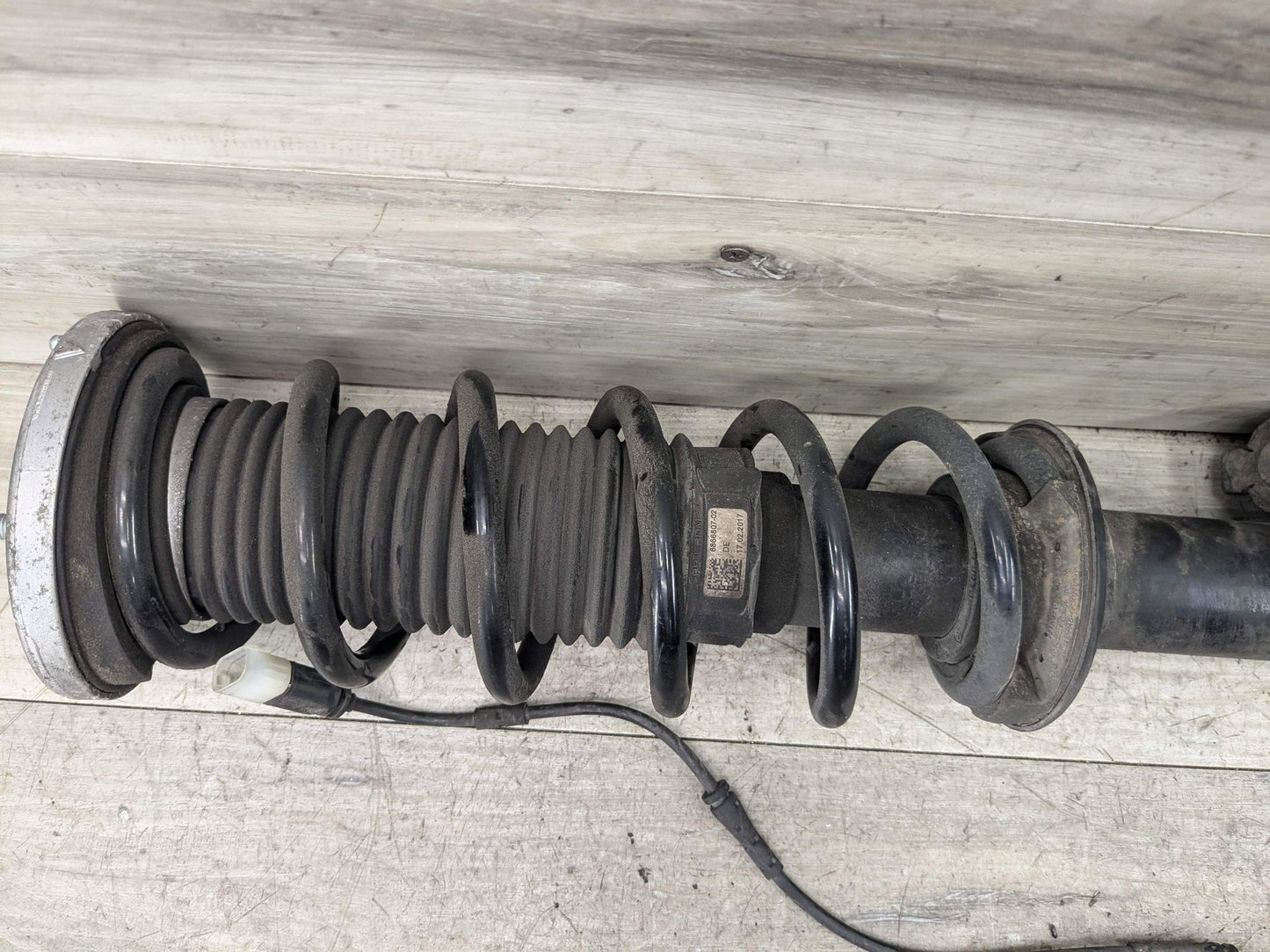 2018 BMW 550i G30 Rear Left Driver Spring Strut Shock Absorber 6867353 17-23 OEM BMW G30 M550 Rear Left Driver Side Strut Shock Absorber w/ Spring VDC