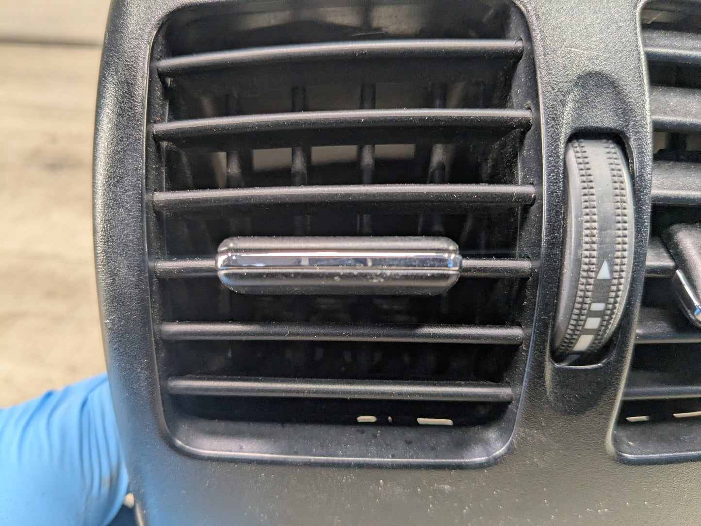 2009-2017 Mercedes-Benz E550 E-Class A207 Rear Center Console Air Vent Grille A2048300954