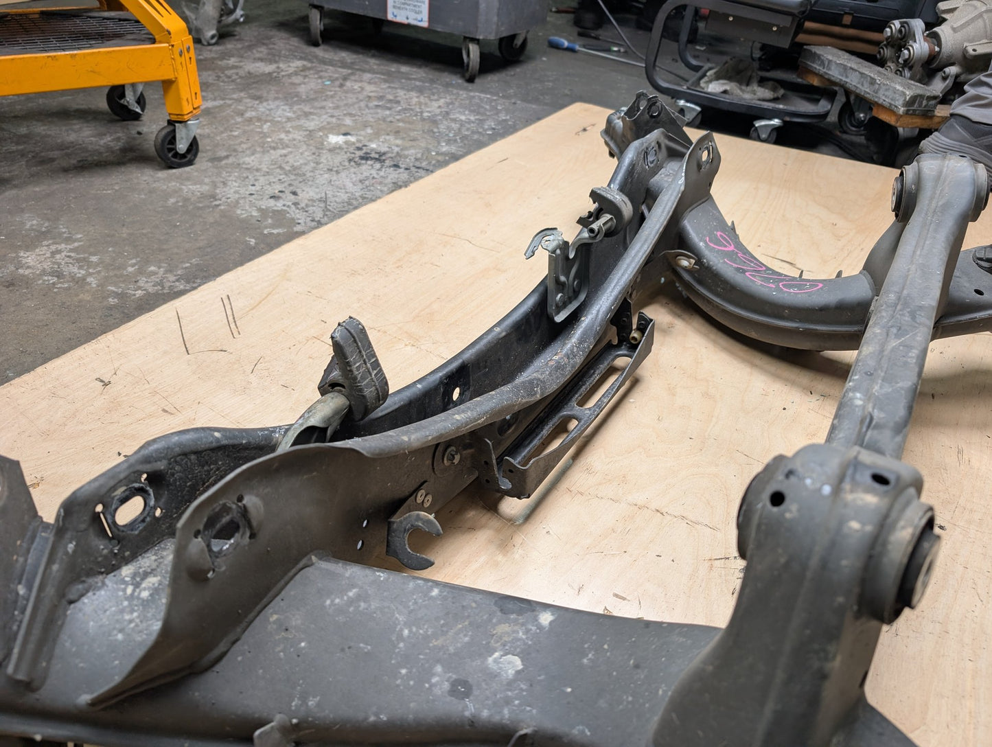 10-16 Mercedes A207 C207 W204 W207 W212 Rear Subframe Support Cradle Crossmember