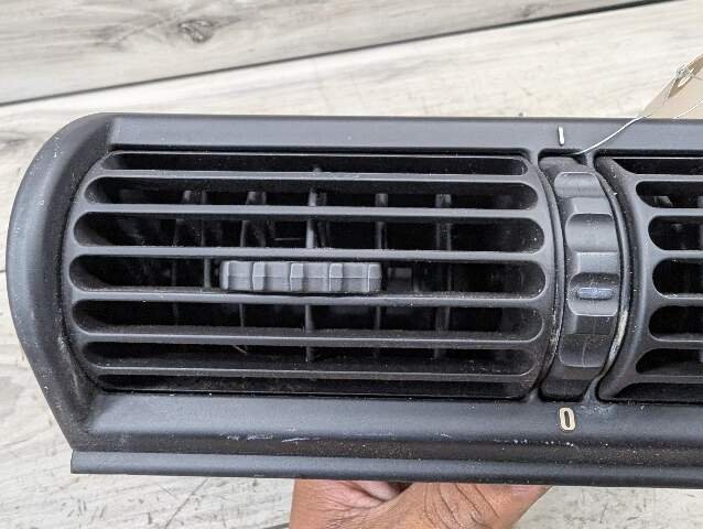 1996 - 2003 BMW Z3 E36 Dashboard Dash Board Middle Center Air Vent 8397713 M54B25O0