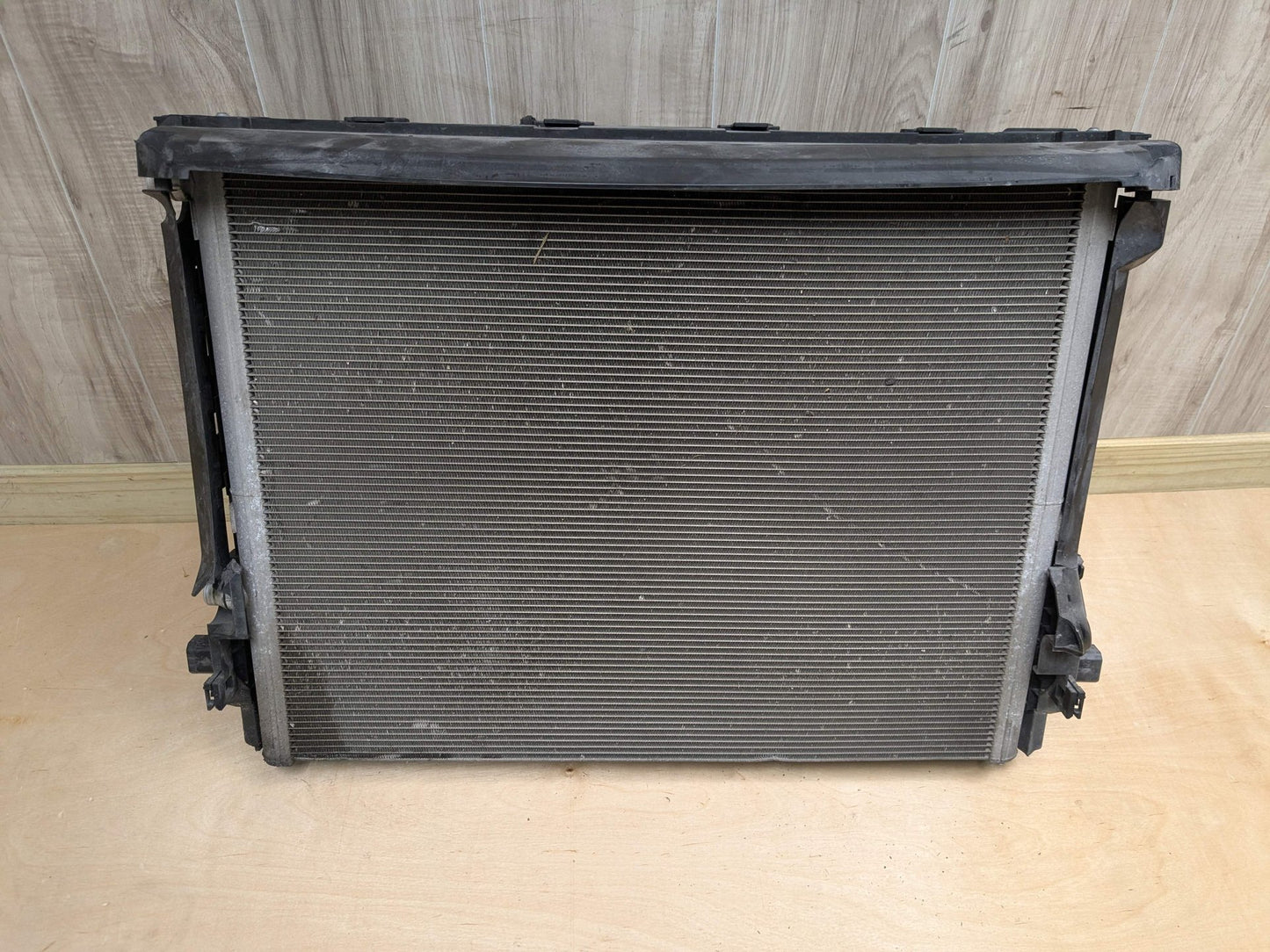16-19 OEM BMW G12 G30 530 540 740 Radiator Condenser Fan Shroud Assembly B46 B58