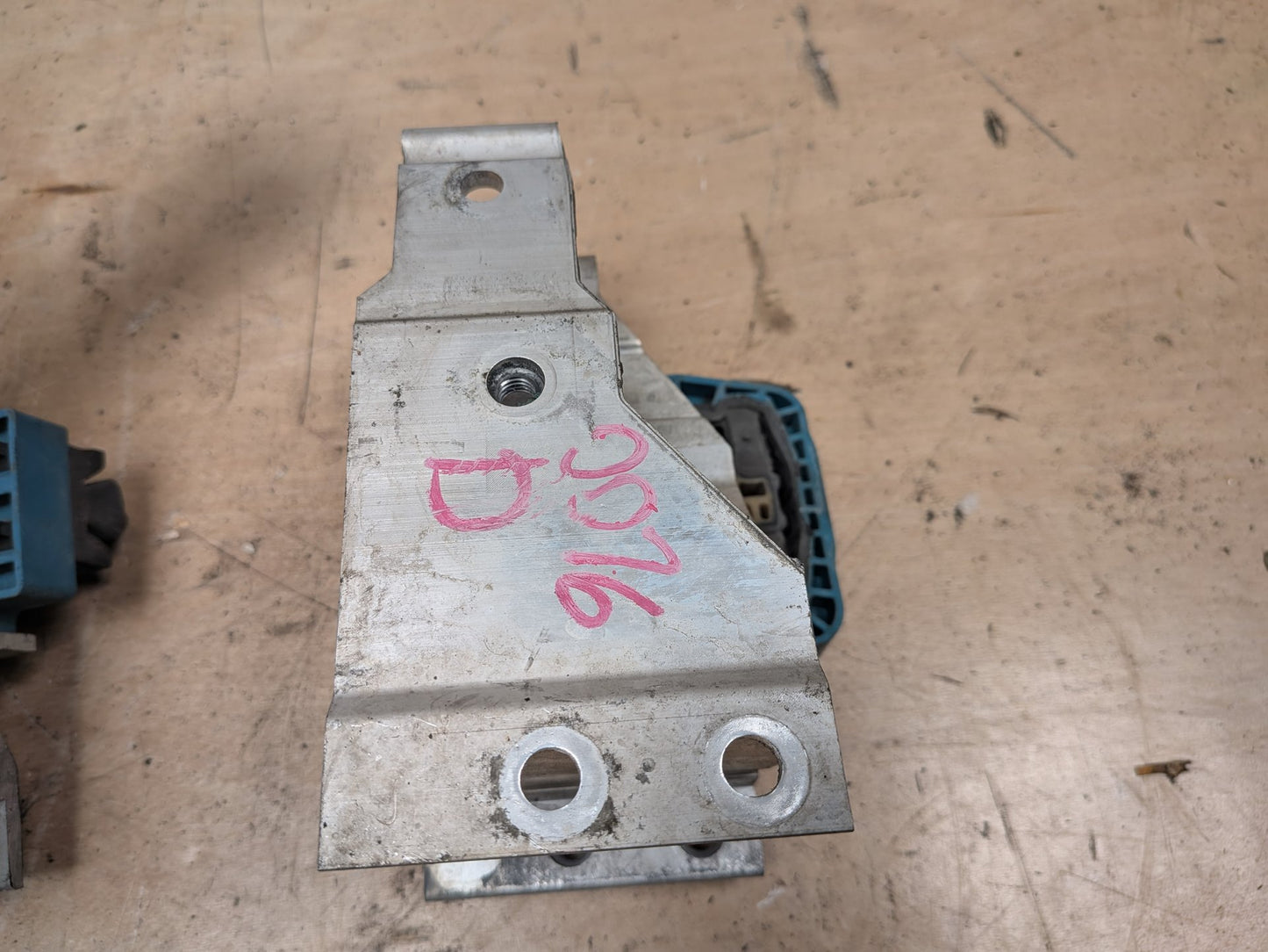 OEM BMW F90 F93 G11 G12 G16 G30 M5 Radiator Mount Support Bracket Left Right SET