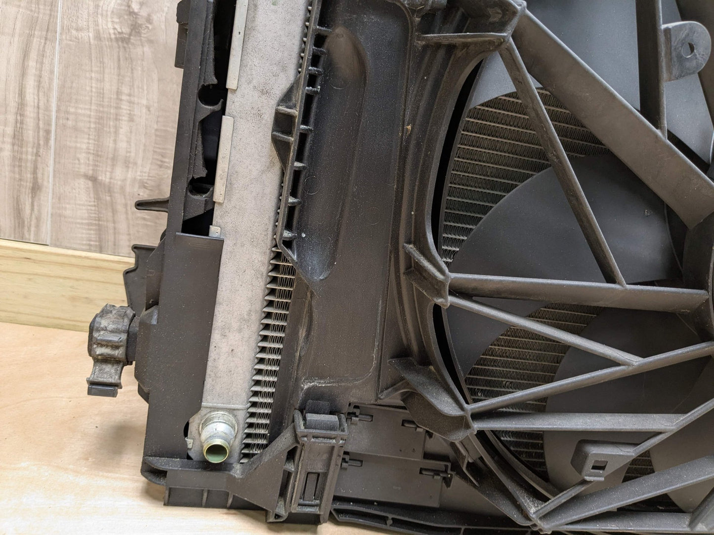 09-15 OEM BMW F01 F02 750 Radiator Condenser Cooling Fan Shroud Assembly N63