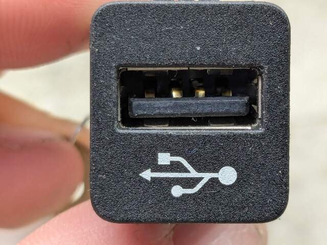 OEM BMW F30 F36 F80 F82 F83 M3 M4 F90 G01 G05 G12 G20 G30 X3 X5 USB Socket Port